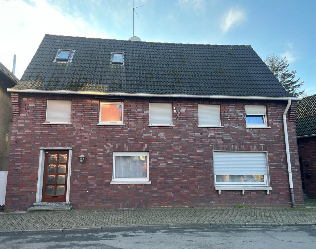 Datteln: Freistehendes 3-Familienhaus in Datteln-Ahsen 